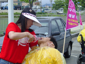 물을 먹어주는 밝은내일 식구 "힘든 것도 마다않고" 봉사하는 모습